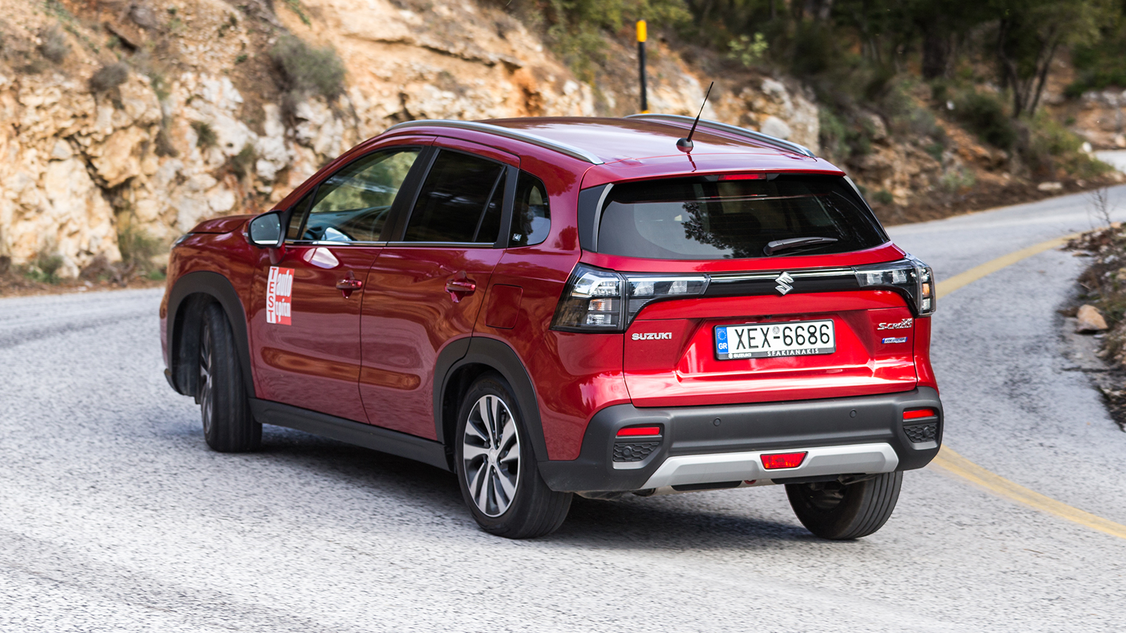 Στο S-Cross εκτιμάς τη μαλακή ανάρτηση, που κάνει αρκετά καλά τη δουλειά της απέναντι στις ανωμαλίες του δρόμου, το σχετικά ήσυχο ταξίδι, αλλά και την