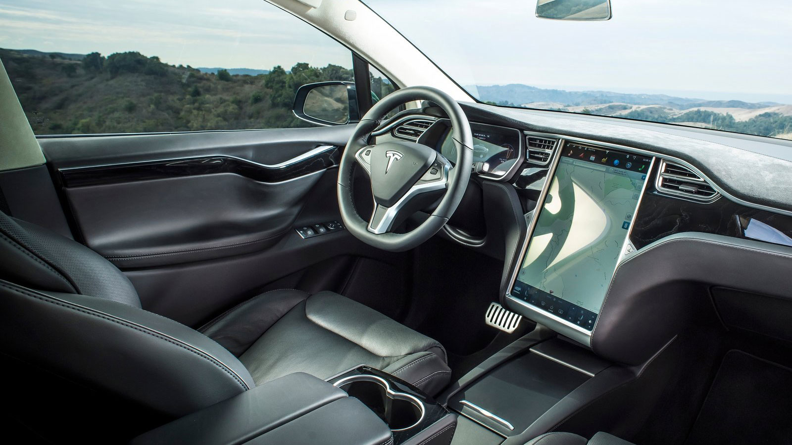 Στην minimal σχεδίασης καμπίνα του Tesla δεσπόζει η 17άρα οθόνη αφής από την οποία κάνεις... σχεδόν τα πάντα (λείπει η δυνατότητα Android Auto και App