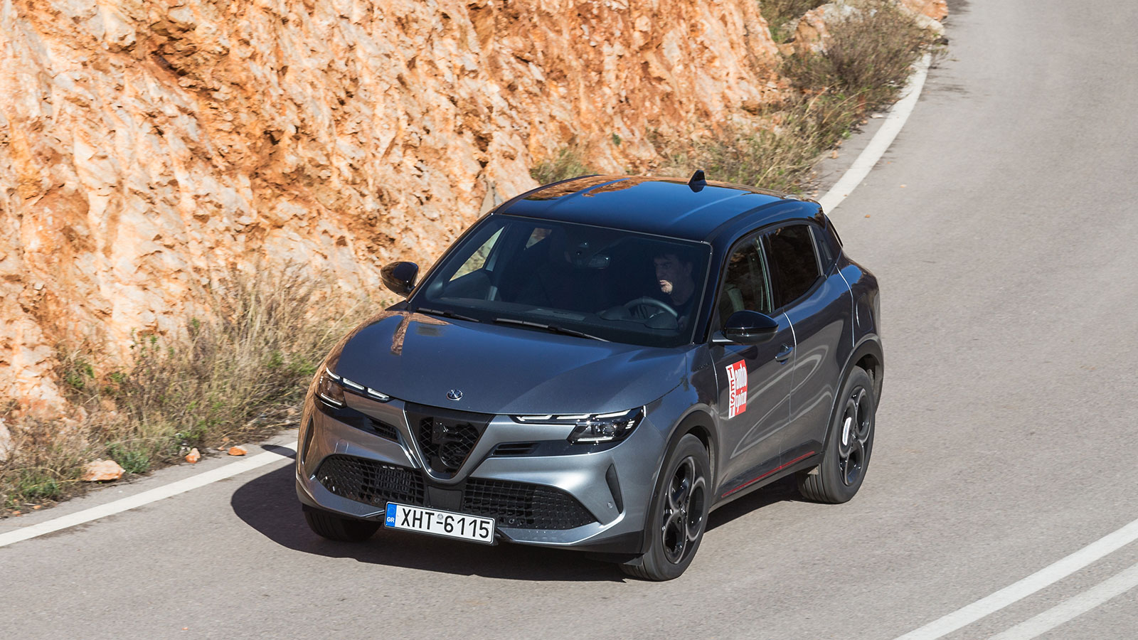 Η ανάρτηση από την πλευρά της επιτελεί αποτελεσματικά το έργο της στρογγυλεύοντας τις όποιες ανωμαλίες και μόνο σε κατσαρό ανάγλυφο θα νιώσουν οι επιβ