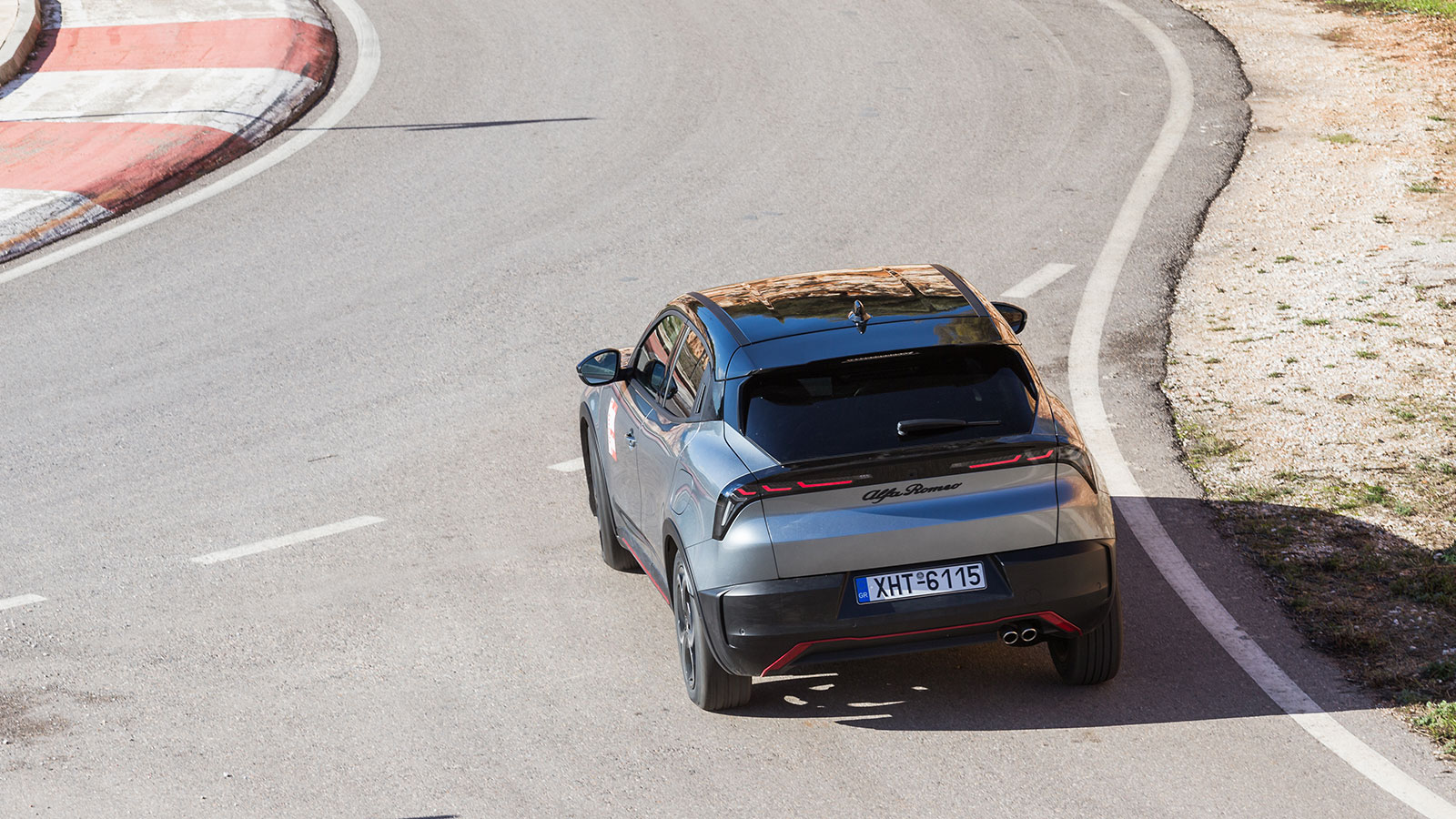 Η Alfa Romeo Junior συνδυάζει καλά το αυτόματο κιβώτιο με τα 136 άλογα ισχύος, έχοντας ρεπρίζ 60-100 χλμ./ώρα (4,6 δλ.) και 80-120 (5,7 δλ.), νούμερα 