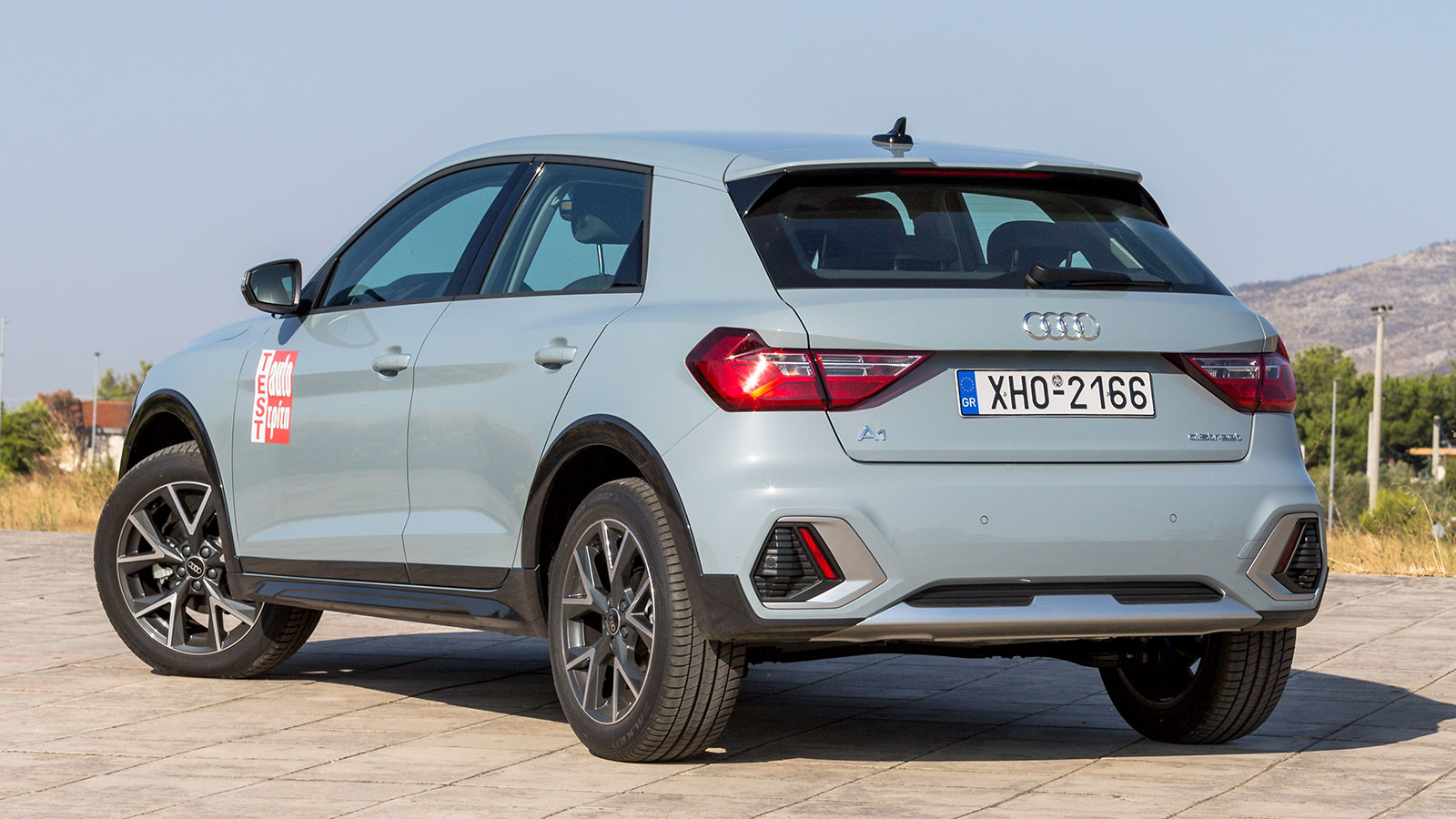 Η allstreet έκδοση βασίζεται στην sportback, έχει όμως 4 εκ. μεγαλύτερη απόσταση από το έδαφος και «ντύνεται» ένα «off road» κοστούμι, το οποίο περιλα