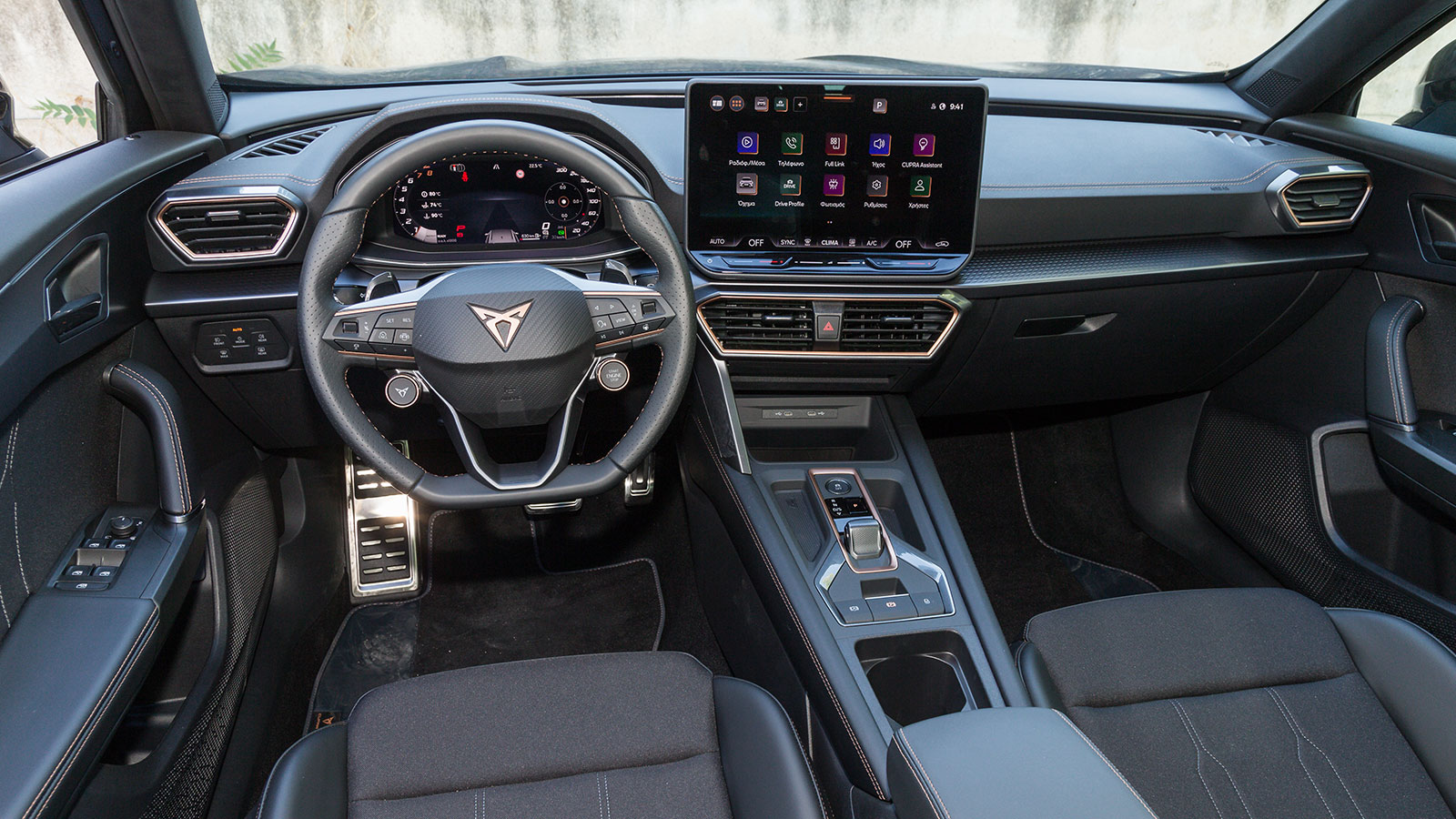 Χωρίς να αλλοιωθεί ο οδηγοκεντρικός χαρακτήρας, στο εσωτερικό έγινε ακόμα πιο προσεχτική επιλογή υλικών, άνω του μέσου όρου της κατηγορίας, με μαλακή 