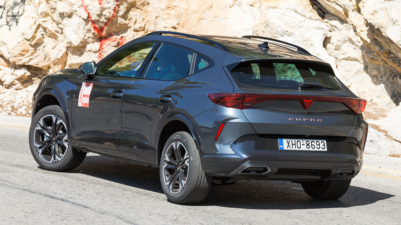 Το Formentor θα μπει γρήγορα και άφοβα στη στροφή και το τιμόνι θα περάσει άμεσα τις εντολές στους κινητήριους τροχούς ακολουθώντας την πορεία που έχε