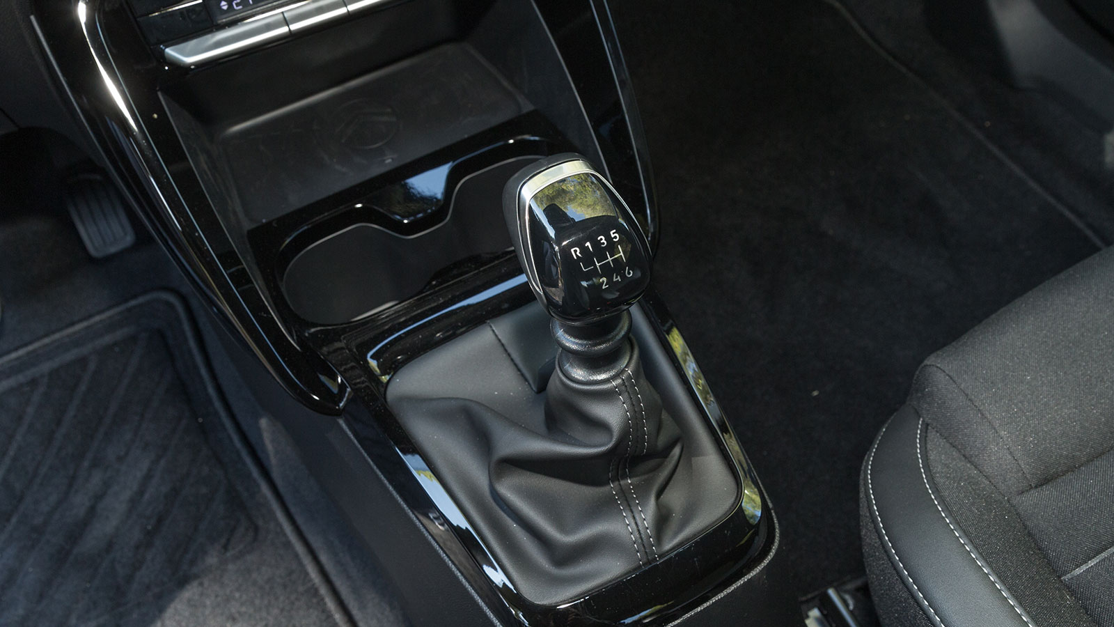 Οι δύο ποτηροθήκες στις μπροστά θέσεις βολεύουν για μεσαίου μεγέθους ποτήρια