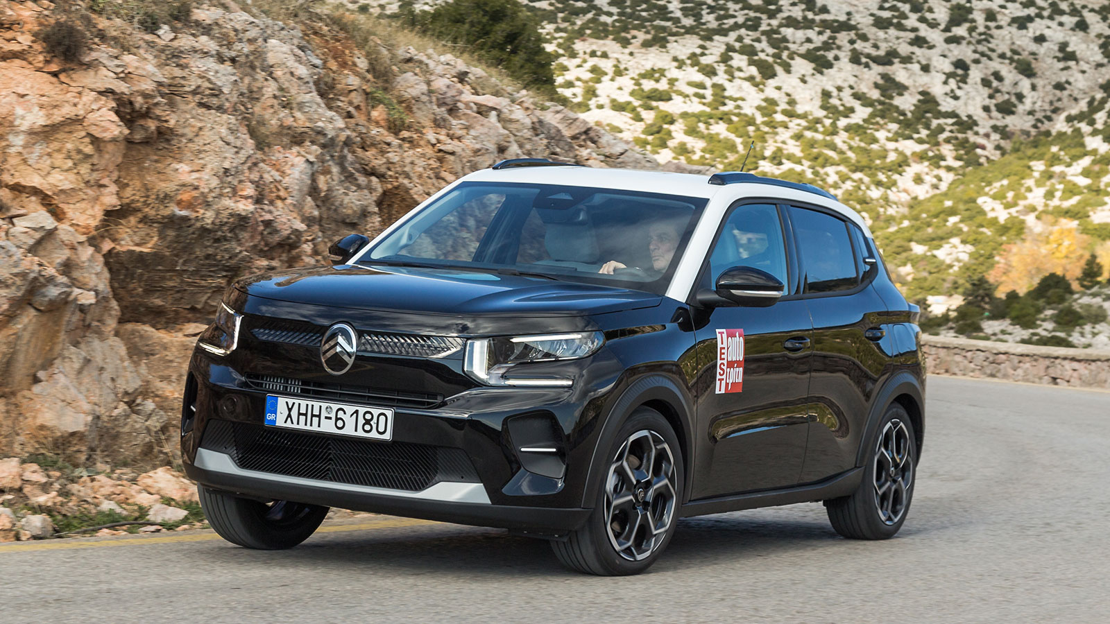 Το Citroen C3 έχει ευκολοδήγητο και ευχάριστο προφίλ, με την ψηλή θέση οδήγησης (+7,5 εκ. από την προηγούμενη γενιά) να προσφέρει καλή περιφερειακή ορ