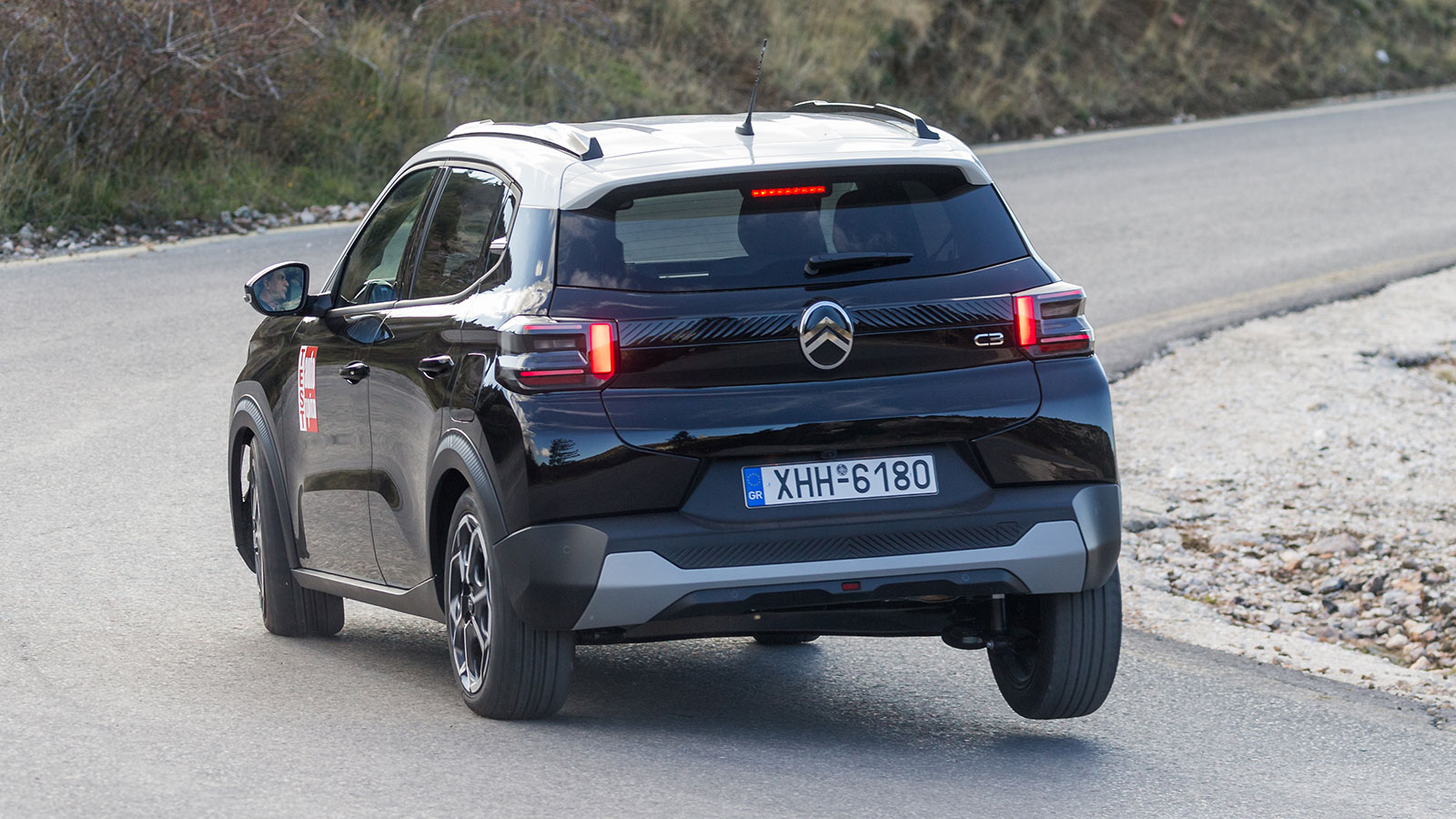 Το Citroen C3 θα στρίψει ουδέτερα, με την ανάρτηση να συγκρατεί ως ένα βαθμό την αναμενόμενη -λόγω ύψους και μαλακής ρύθμισης- κλίση και το πλαίσιο να