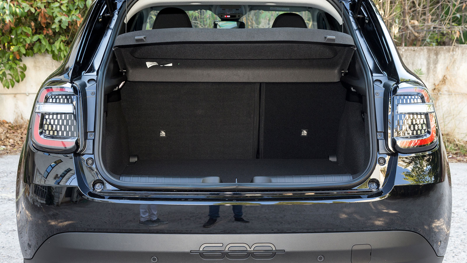 Ο χώρος αποσκευών έχει όγκο 385 λτ., ωστόσο έχει διπλό πάτωμα και ηλεκτρική πίσω πόρτα στη Shine Pack έκδοση 