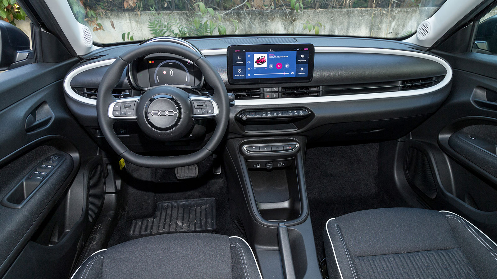 Το ταμπλό του Fiat 600 χαρακτηρίζεται από τις «καθαρές» ευθείες γραμμές και την εξαιρετική ενσωμάτωση της ψηφιακής τεχνολογίας με στάνταρ οθόνη αφής 1