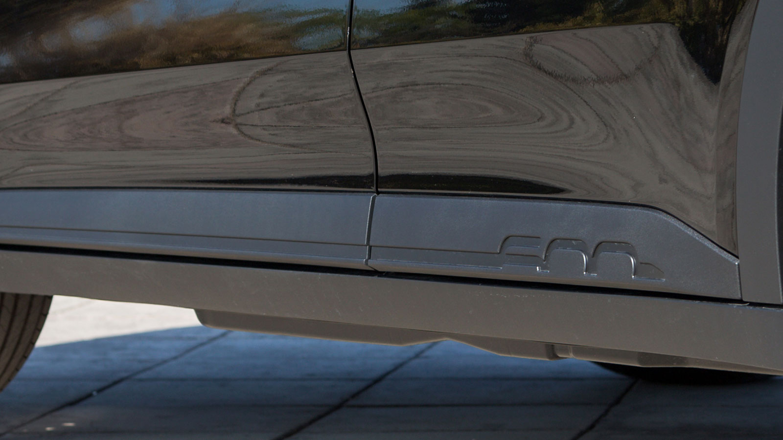 Το φινετσάτο αμάξωμα του 600 τονίζεται από μικρές σχεδιαστικές λεπτομέρειες, όπως η ιταλική σημαία στον πίσω προφυλακτήρα και η γραφή του ονόματος 600