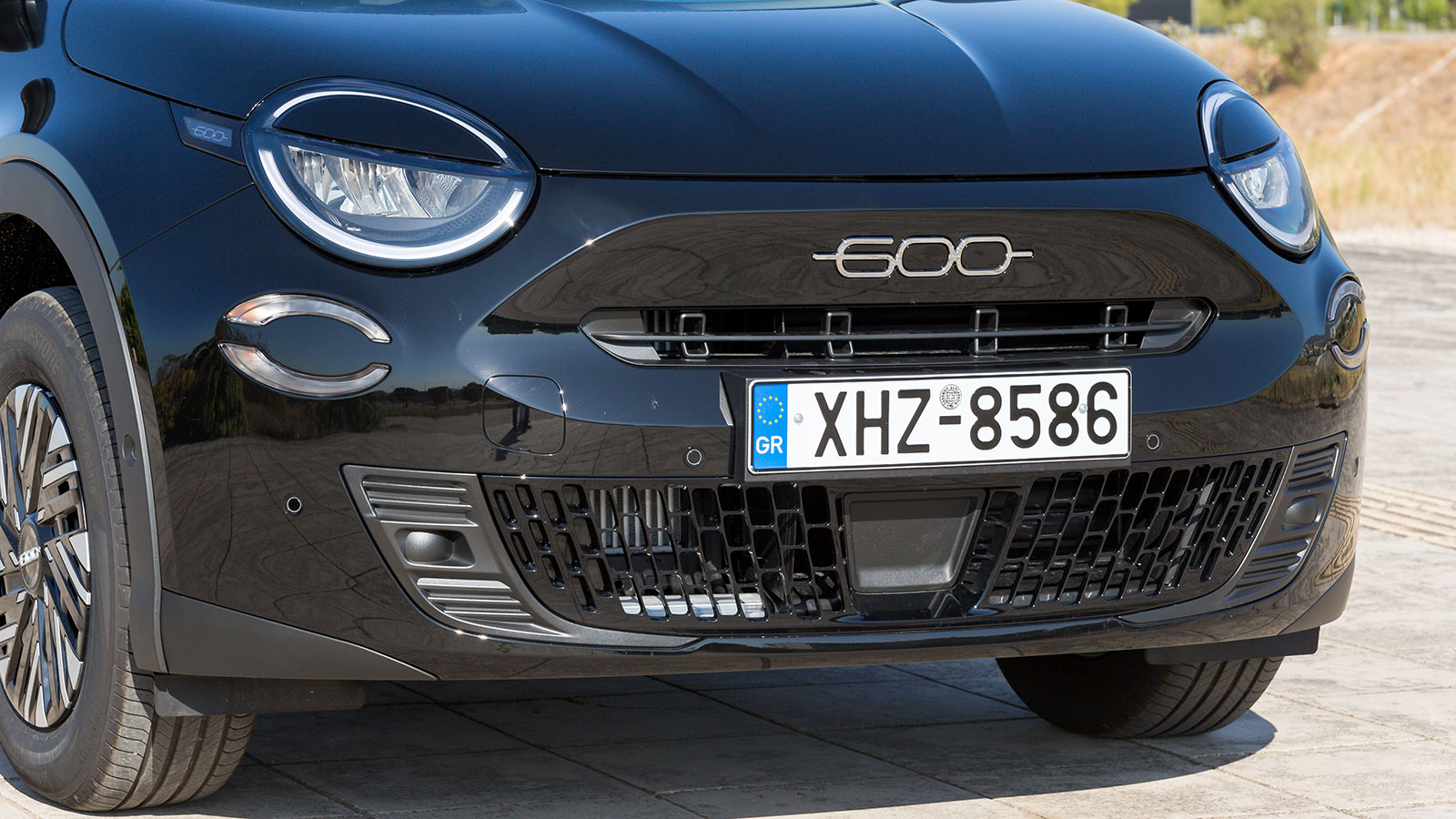 Οι Ιταλοί διατήρησαν το vintage στοιχείο που είχε και ο προκάτοχός του, το 500Χ, σε μια πιο εκμοντερνισμένη υλοποίηση, με πιο καθαρές γραμμές και λιγό