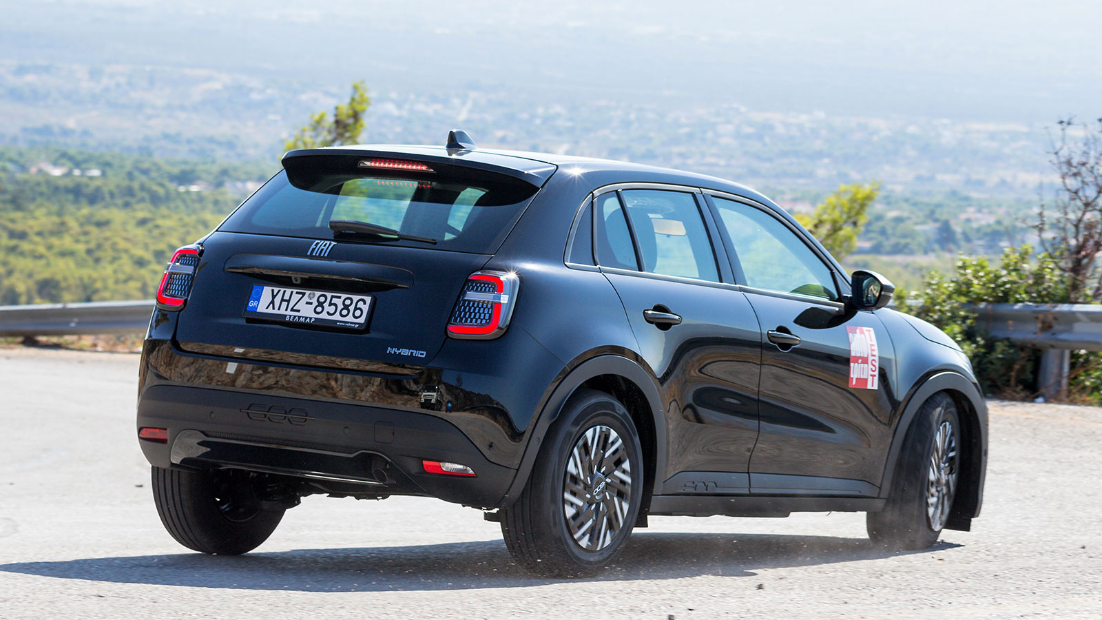 Η ευχάριστη αίσθηση που σου δίνει το ακριβές και άμεσο τιμόνι και η καλή διαχείριση των μετατοπίσεων βάρους από τη σχετικά σφιχτή ανάρτηση και όχι από