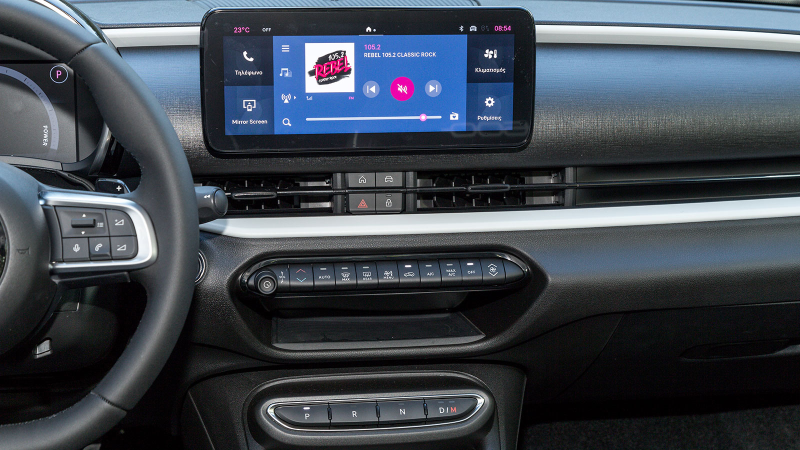 Κάτω από την οθόνη θα συναντήσουμε φυσικούς διακόπτες και μια μικρή θέση για το κινητό σας, ενώ κάτω από την τελευταία βρίσκονται τα μπουτόν του κιβωτ