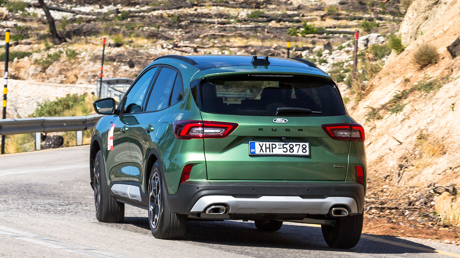 Το Kuga θα στρίψει αποφασιστικά και γρήγορα σε μια καμπή, μην επιτρέποντας κλίσεις στο αμάξωμα. Σε σχέση με το δικίνητο μάλιστα είναι αρκετά πιο δυναμ