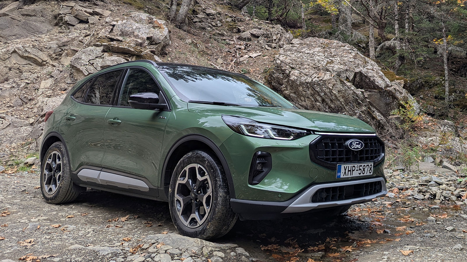Το Kuga χάρη στην τετρακίνηση, τις γωνίες αναρρίχησης και τα ειδικά drive modes, έχει διευρυμένα περιθώρια σε εδάφη κολλώδη (π.χ. λάσπη) ή μειωμένης π