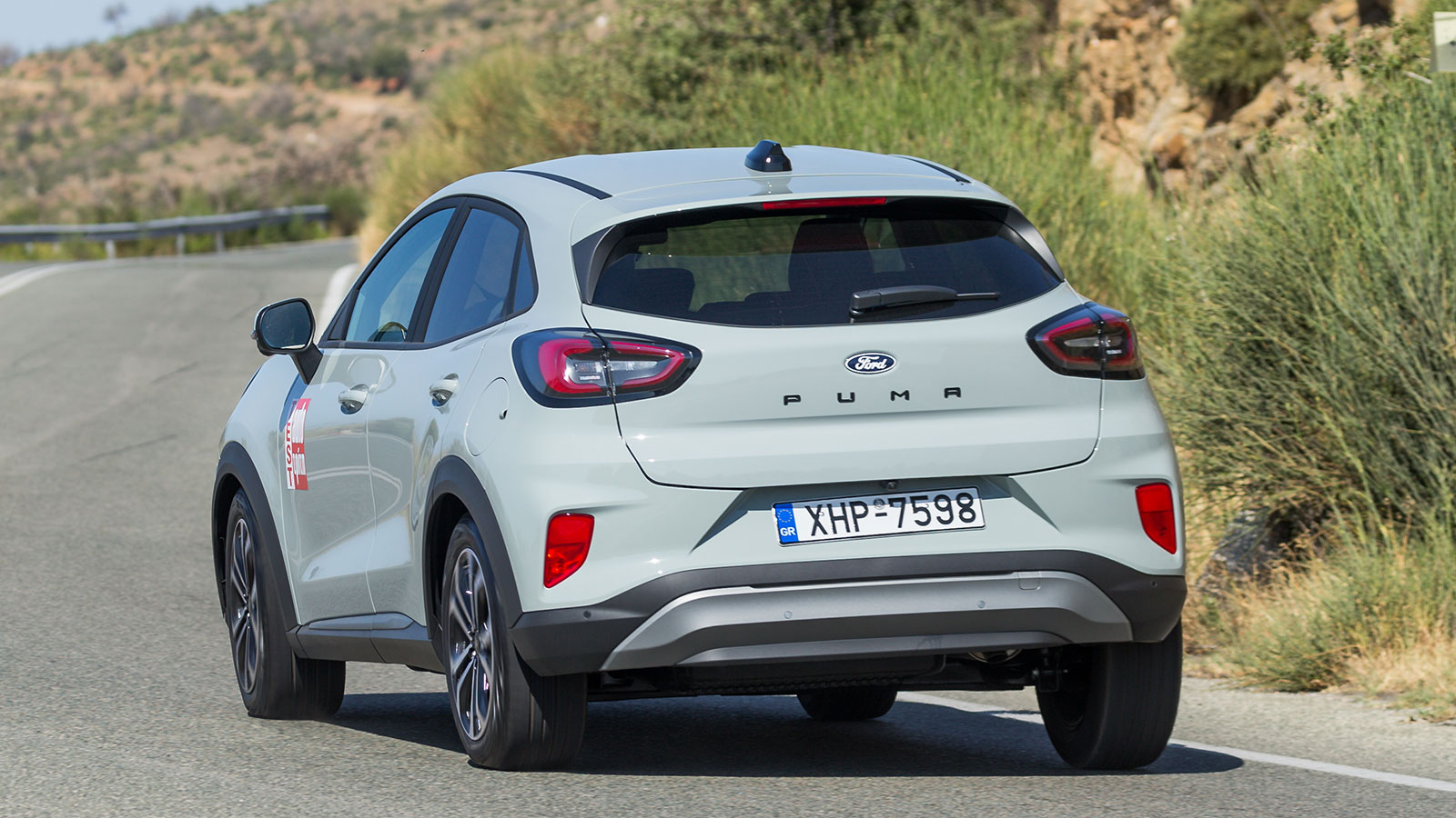 Η ανάρτηση είναι σχετικά σφιχτή και περιορίζει τις κλίσεις, ενώ την ίδια στιγμή προσφέρει τέλειο έλεγχο του υπερυψωμένου αμαξώματος και αμεσότητα στις