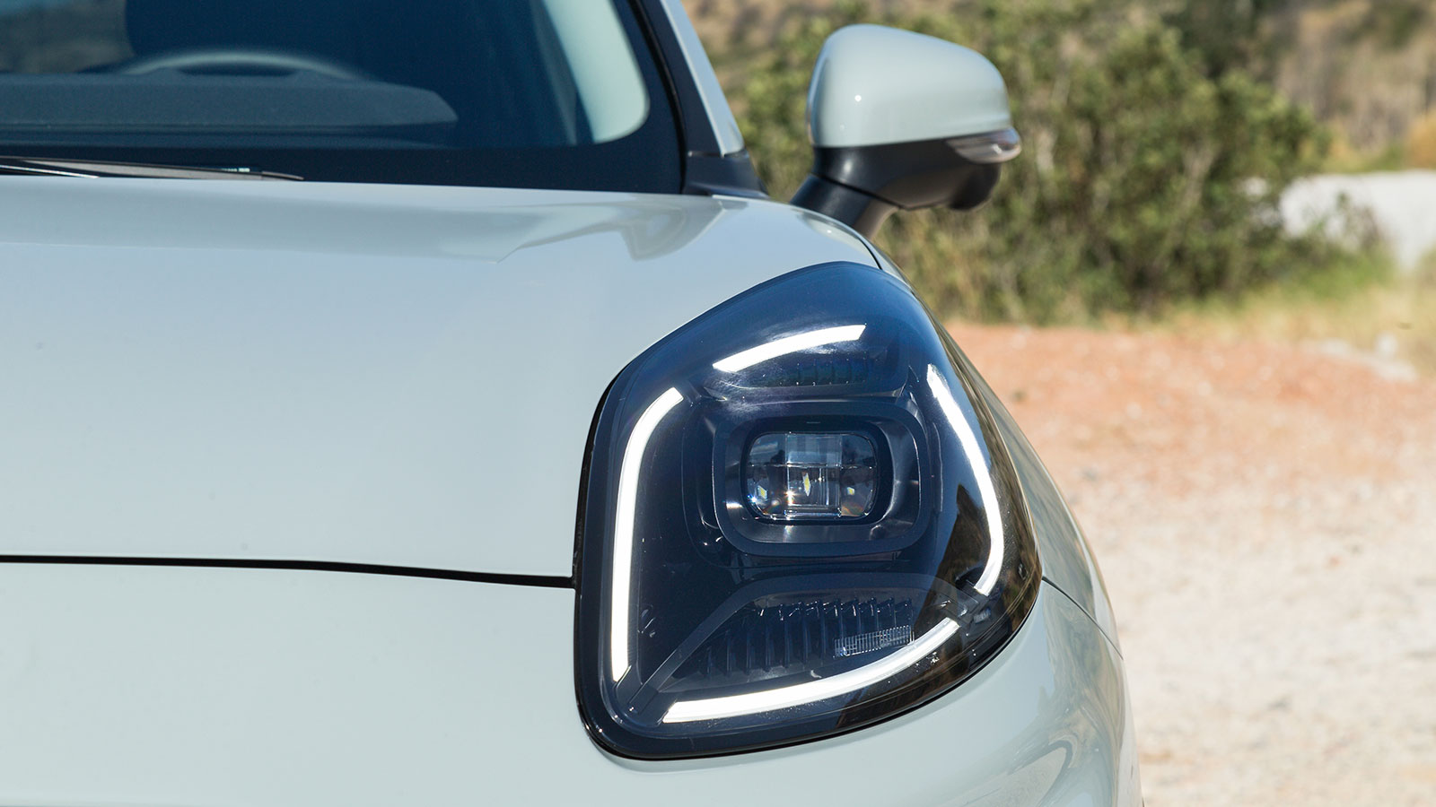 Το ανανεωμένο Puma διαθέτει ελαφρώς φρεσκαρισμένα φωτιστικά σώματα μπροστά και πίσω που ενσωματώνουν τώρα νέα γραφικά, με τα μπροστινά φώτα προαιρετικ