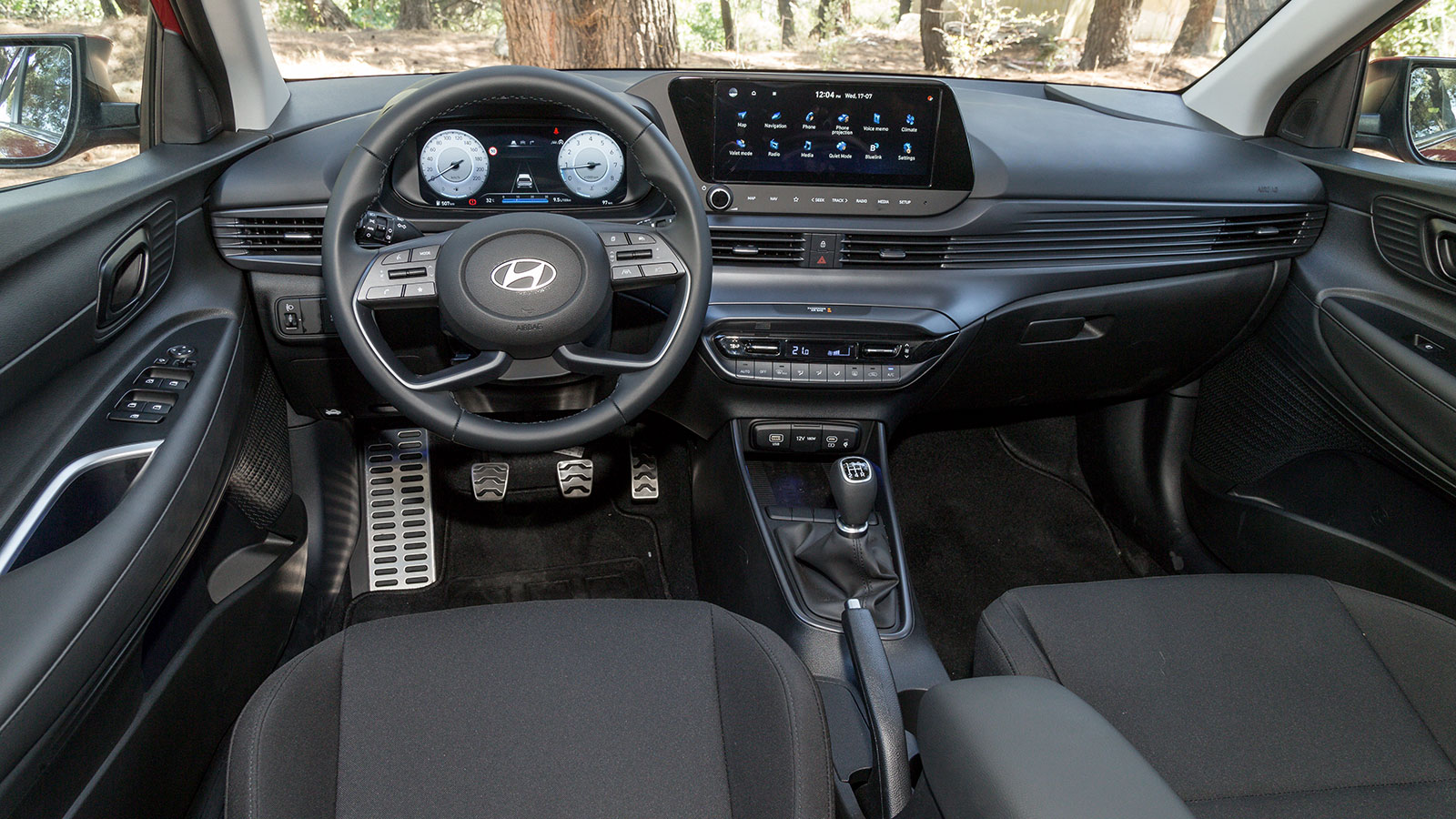 Η ποιότητα κατασκευής στην καμπίνα ικανοποιεί παρά την αποκλειστική χρήση σκληρών στην αφή πλαστικών και εμφανίζει εξαιρετικό επίπεδο συναρμολόγησης, 