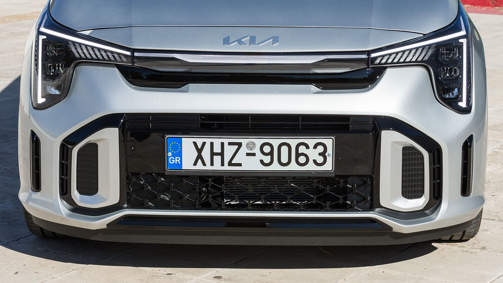 Το μπροστά μέρος είναι εμπνευσμένο από το SUV Niro και ξεχωρίζει από τον εντυπωσιακό προφυλαχτήρα με την μεγάλη γρίλια, τους διακοσμητικούς αεραγωγούς