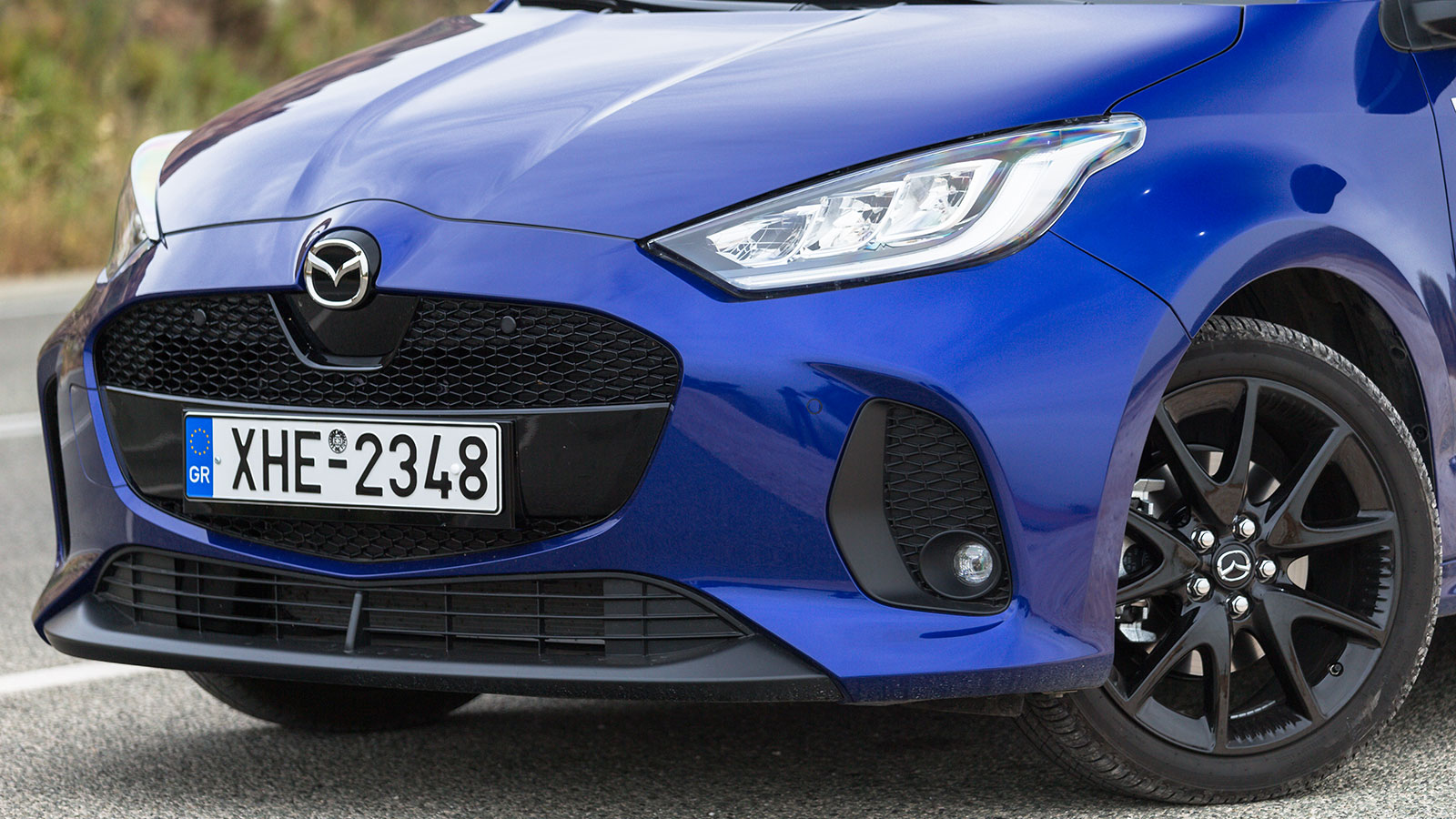 Μετά την ανανέωση, το Mazda 2 hybrid διαφοροποιείται κατά κύριο λόγο στο εμπρός μέρος με ένα πλήρως ανασχεδιασμένο προφυλακτήρα, στον οποίο ενσωματώνε