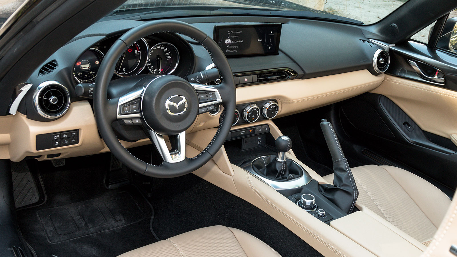 Η διθέσια καμπίνα του Mazda MX-5 παραμένει σε φιλοσοφία κοντά σε αυτή του αρχέτυπου προτάσσοντας έναν ιδιαίτερο συνδυασμό λιτότητας, αλλά και κομψότητ