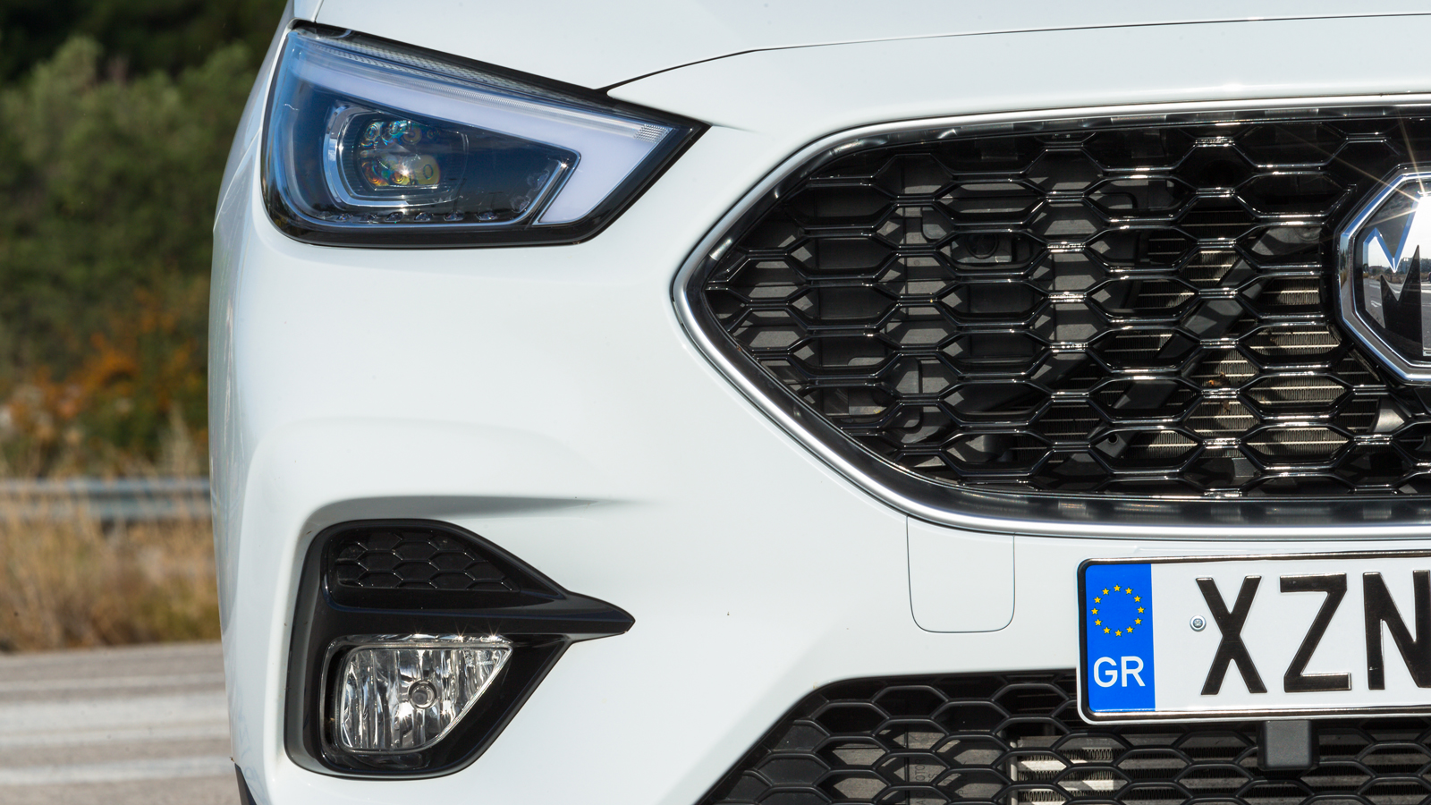 Στο μπροστινό μέρος του ZS αναδεικνύεται το δυναμικό και μοντέρνο του προφίλ, χάρη στη μεγάλη μάσκα, τα λεπτά LED φωτιστικά σώματα και τους προβολείς 