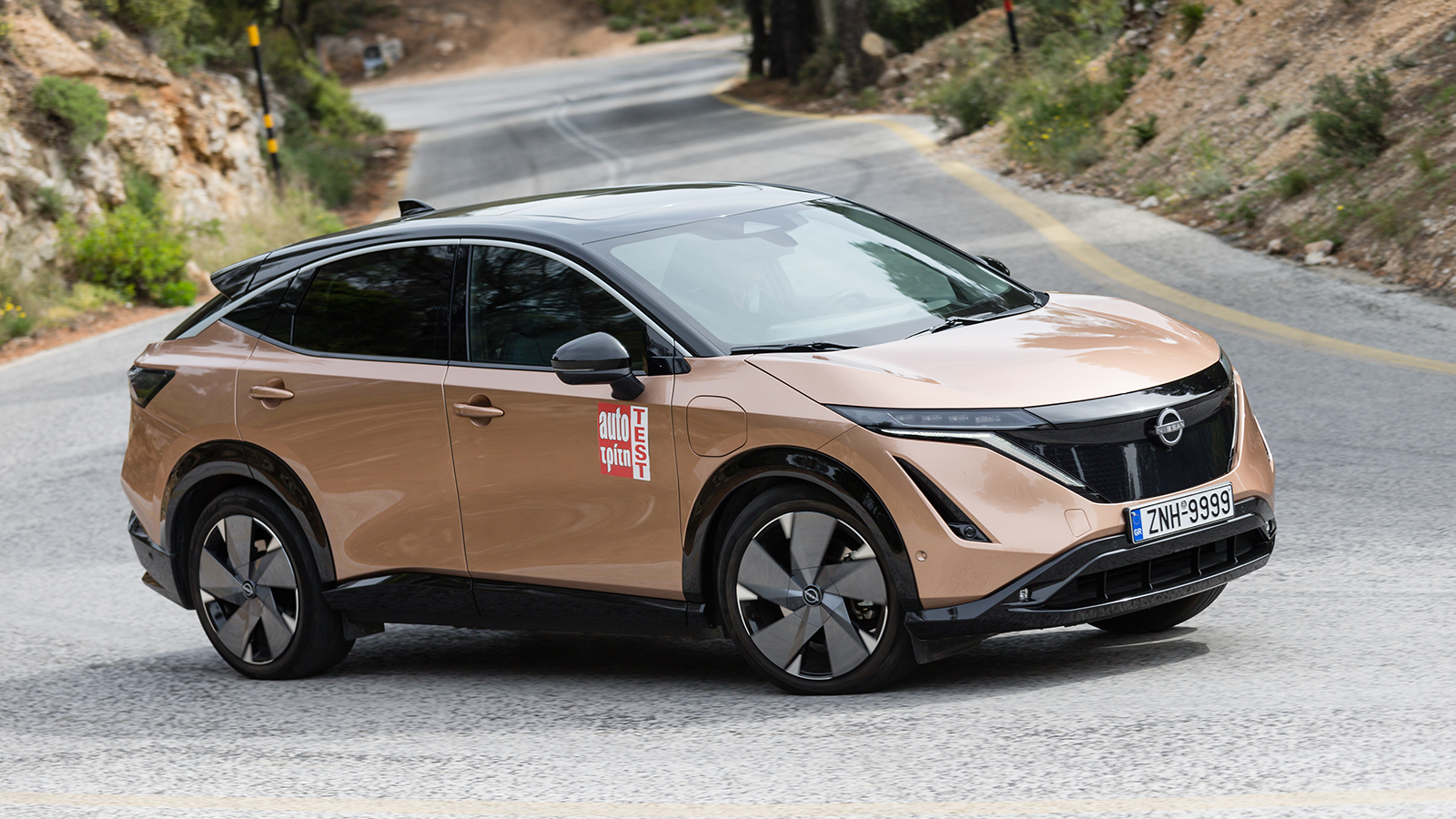 Η σφιχτή ανάρτηση κάνει ικανοποιητικά τη δουλειά της και μόνο σε κατσαρό ανάγλυφο θα νιώσεις το βάρος, ενώ συνεπικουρικά με το καλό σύστημα διεύθυνσης