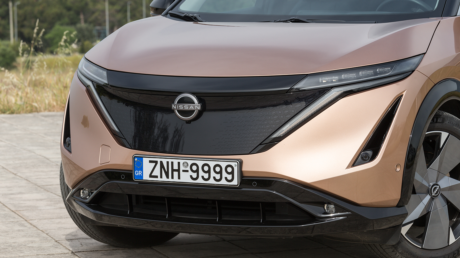 Στον πρόβολο βλέπουμε μια φουτουριστική εκδοχή της V-Motion γρίλιας που ξεφεύγει από τα στενά πλαίσια που έχουμε δει σε άλλα μοντέλα της φίρμας, η οπο