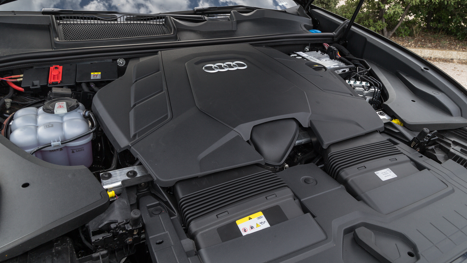 O V6 -πόσο ωραίο ακούγεται όταν το λες και πόσο πιο ωραίο όταν τον ακούς- βενζινοκινητήρας των 3,0 λίτρων αποδίδει 340 άλογα με 500 Nm ροπής, στον οπο