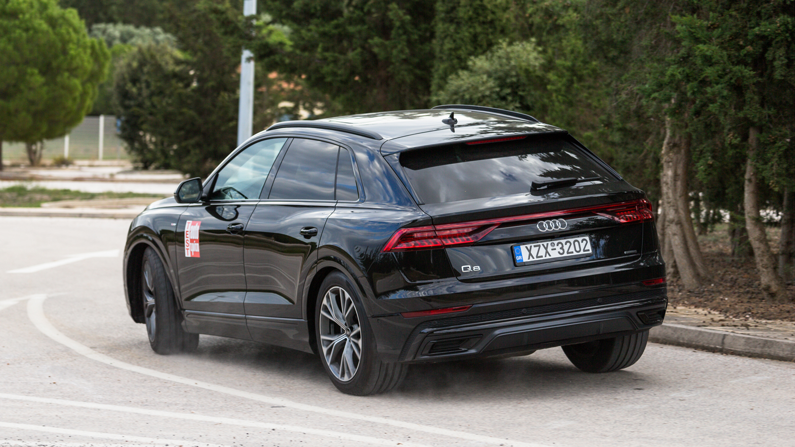 Η τετραδιεύθυνση με τα έξυπνα συστήματα υποβοήθησης, τη μόνιμη τετρακίνηση (και τα καλά ελαστικά του, επιτρέπουν στο Q8 να διατηρεί την πρόσφυσή του ε