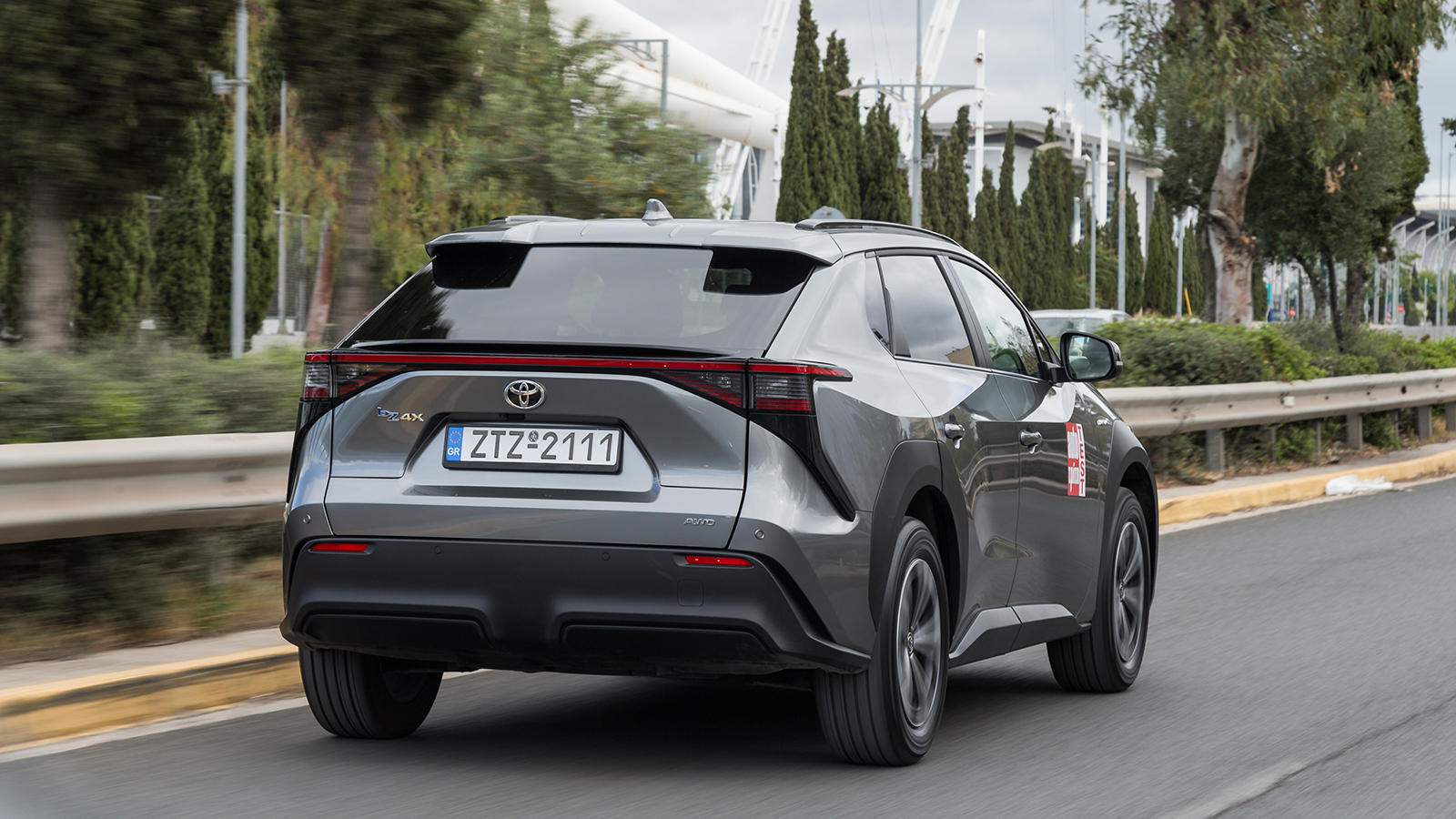 Η μπαταρία μπορεί να αντέξει σύμφωνα με την Toyota 8.000 κύκλους φόρτισης και για το λόγο αυτό η μάρκα δίνει 10 χρόνια εγγύηση ή 1.000.000 χιλιόμετρα.