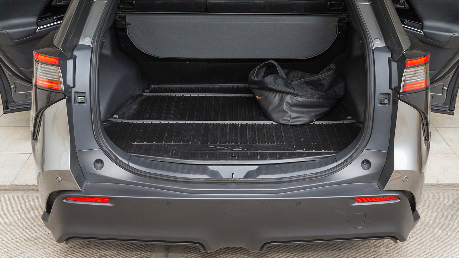 Το πορτ μπαγκάζ είναι στα 452 λίτρα, ένα όχι ιδιαίτερα μεγάλο νούμερο σε σύγκριση με το RAV4 π.χ., αλλά κάτι αξιοπρεπές με δεδομένη την ηλεκτρική φύση