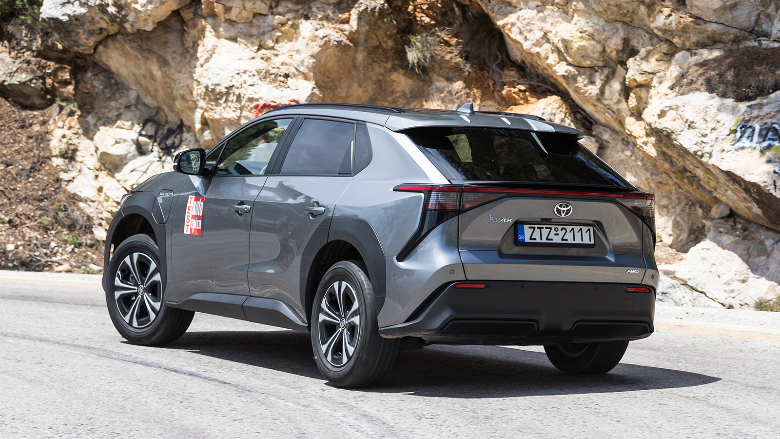 η Toyota στόχευσε στην άνεση και στην ευκολία χρήσης, με την πλήρως ανεξάρτητη ανάρτηση, να έχει σχετικά μαλακή ρύθμιση και να ικανοποιεί με τον τρόπο