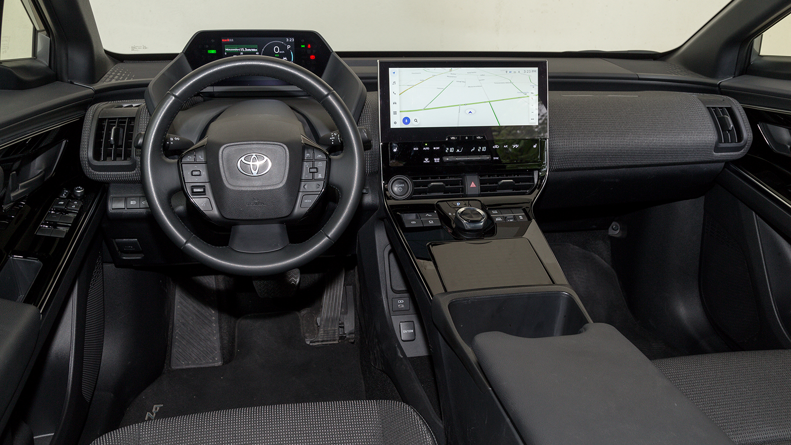 Η σχεδίαση της καμπίνας είναι αρκετά πρωτότυπη, με το ταμπλό στην ουσία να αποτελεί μια βάση πάνω στην οποία επί της ουσίας εδράζουν, χωρίς να ενσωματ