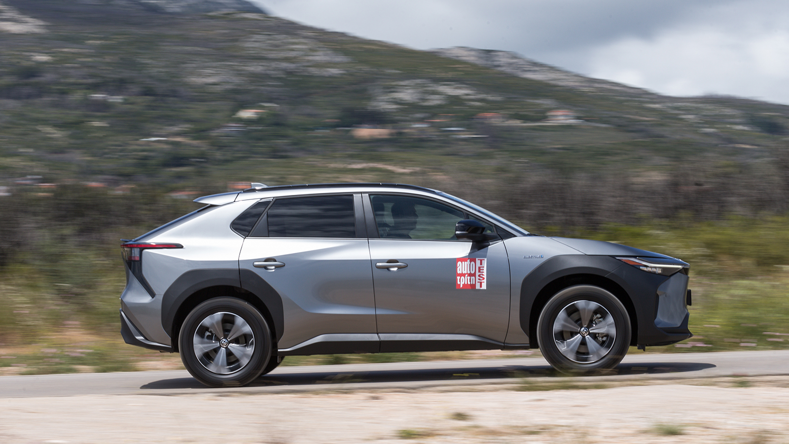 Στην πράξη τώρα το ηλεκτρικό σύνολο έχει δυνατές επιταχύνσεις χρησιμοποιώντας το Normal προφίλ οδήγησης (έχει και Eco, αλλά όχι Sport) και άμεση απόκρ