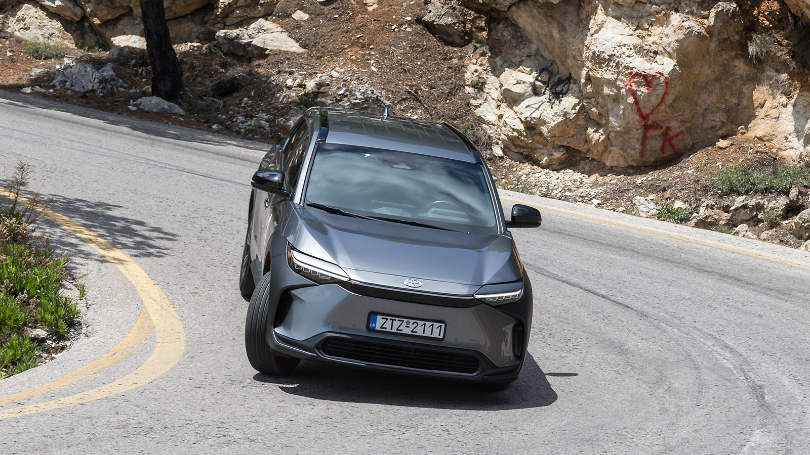 Το bZ4X καταφέρνει και κρύβει σε μεγάλο βαθμό το βάρος του και αν δεν το παρακάνεις και η κλίση συγκρατείται, ενώ η τετρακίνηση προσφέρει πολύ υψηλά π