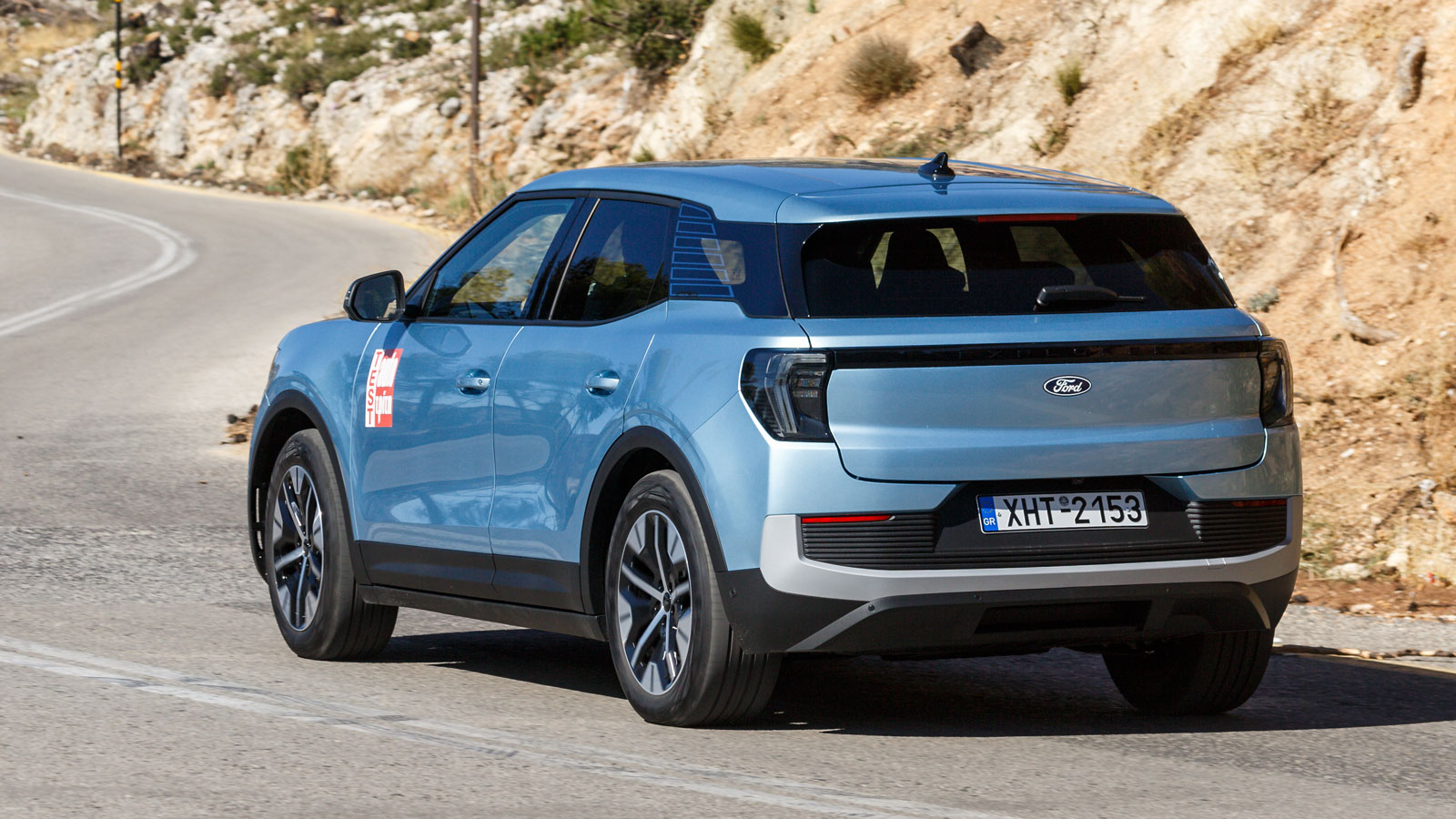 Το ηλεκτρικό Ford Explorer της δοκιμής προσφέρει μια καθόλα αρχοντική κύλιση (σημειώνουμε την παρουσία στάνταρ τροχών 19 ιντσών με ελαστικά 255/50), π