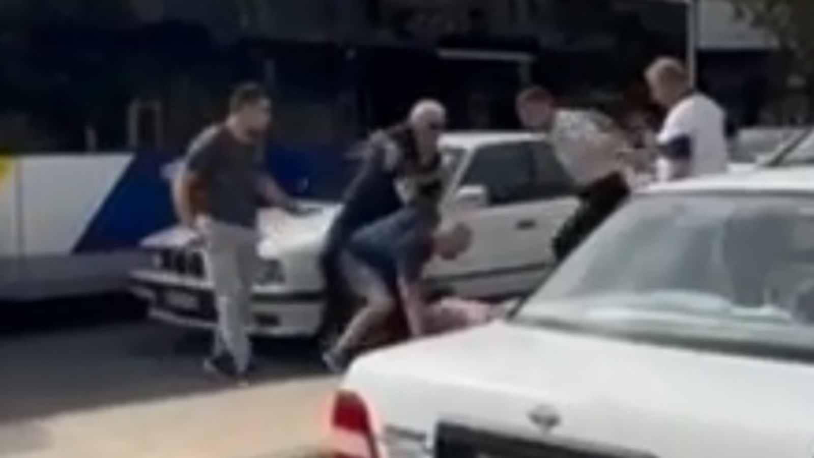 Ξύλο και μπουνιές στο Αιγάλεω - Σώριασαν στο έδαφος έναν οδηγό