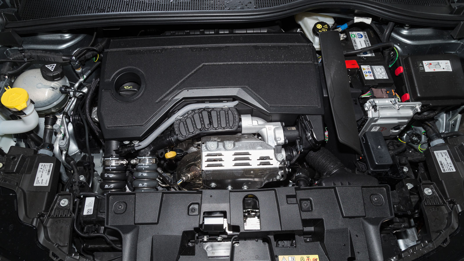 Κάτω από το καπό σε κάθε Alfa Romeo Junior Ibrida συναντάμε τον κινητήρα βενζίνης 1.200 κυβικών, ο οποίος αποδίδει 136 άλογα (5.500 σ.α.λ.) και 230 Nm