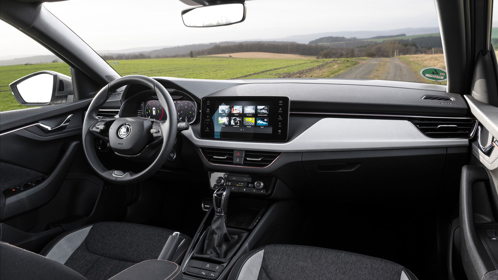 Ο στάνταρ εξοπλισμός των ανανεωμένων Kamiq και Scala περιλαμβάνει οθόνη αφής 8 ιντσών, μαζί με έναν ψηφιακό πίνακα οργάνων ίδιας διάστασης. Προαιρετικ