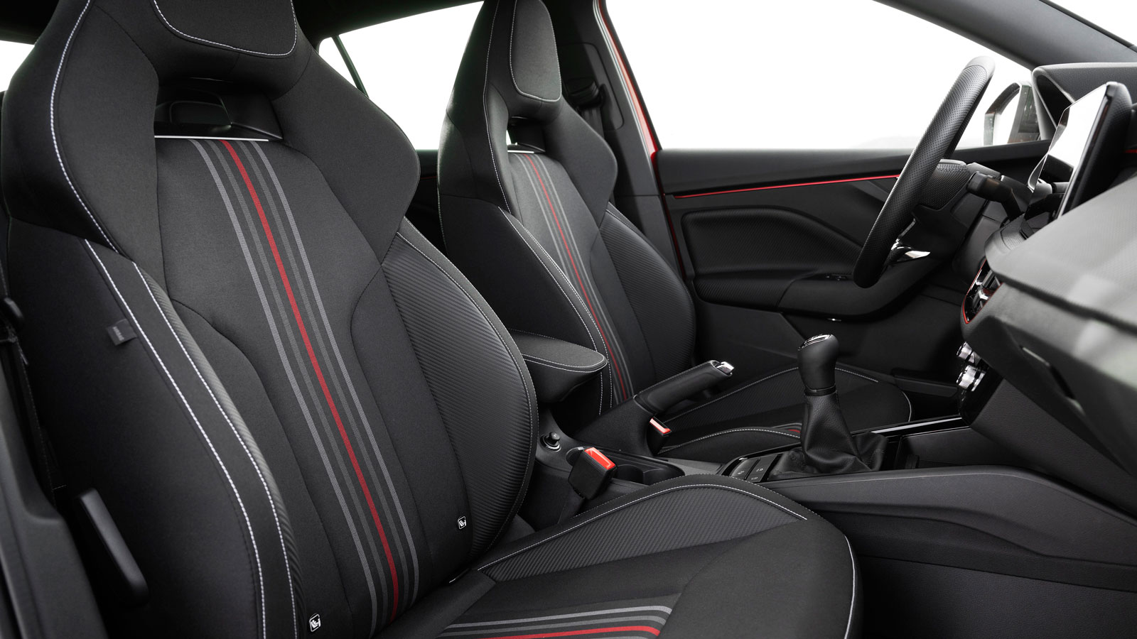 Στις εκδόσεις Monte Carlo βλέπουμε σπορτίφ σχεδίαση στο εσωτερικό, με αντίστοιχα καθίσματα, προσκέφαλα, γκρι ραφές και κόκκινες πινελιές στις πόρτες, 