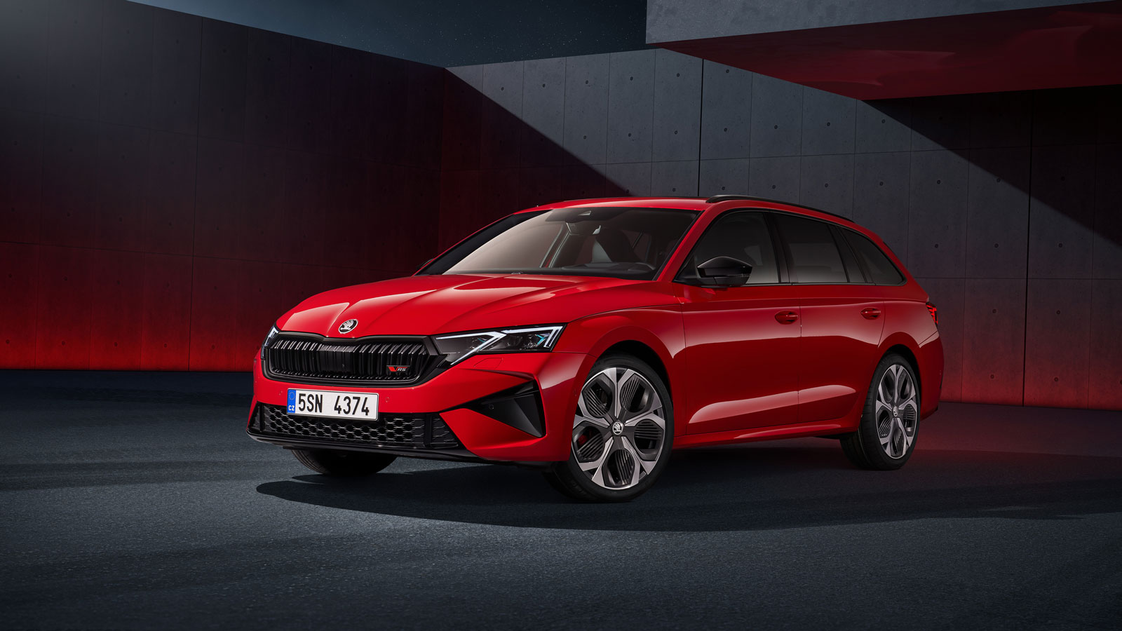 Η ανανεωμένη Skoda Octavia RS έρχεται αποκλειστικά σε κινητήρα, έναν αναβαθμισμένο 2λιτρο TSI που αποδίδει τώρα 265 ίππους, επιπλέον 20 άλογα σε σύγκρ