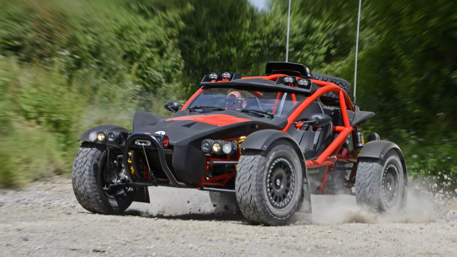 Ο κινητήρας του Ariel Nomad είναι 4κύλινδρος, χωρητικότητας 2,4 λίτρων, αποδίδει 200+ ίππους και προέρχεται από τη Honda, όπως και το μηχανικό κιβώτιο