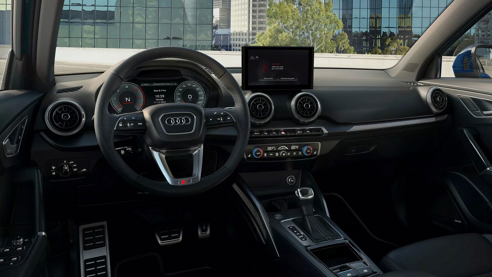 Η πρόσφατη τεχνολογική αναβάθμιση του Audi Q2 αφαίρεσε τον περιστροφικό επιλογέα που υπήρχε για το infotainment, στην θέση του οποίου υπάρχει ένας μικ
