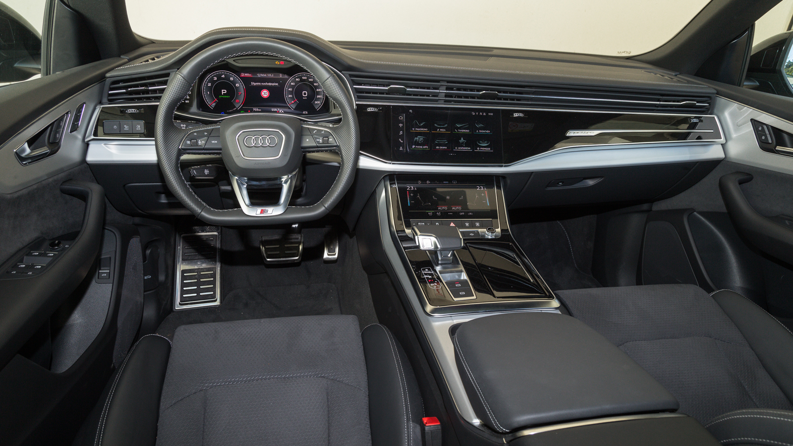 Απο τη 2η οθόνη 8,6 ιντσών χειρίζεται διάφορα συστήματα του αυτοκινήτου, όπως το Hill Descent Control, το Start/Stop ή την απενεργοποίηση των οθονών γ