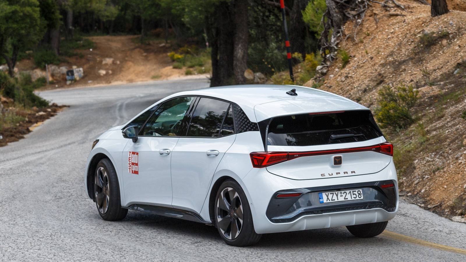 Με πολλαπλούς συνδέσμους πίσω, το CUPRA Born eBoost θα περάσει τις ανωμαλίες χωρίς να θορυβεί ή να φέρνει κραδασμούς στην καμπίνα και ταυτόχρονα θα ελ