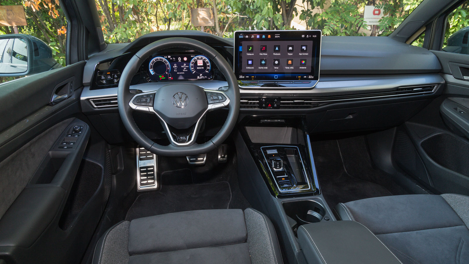 Στο ποιοτικό εσωτερικό του Golf ξεχωρίζει το τεχνολογικό του υπόβαθρο, με τις δύο οθόνες, 10 ιντσών αντί του πίνακα οργάνων και μία τύπου τάμπλετ 10,3