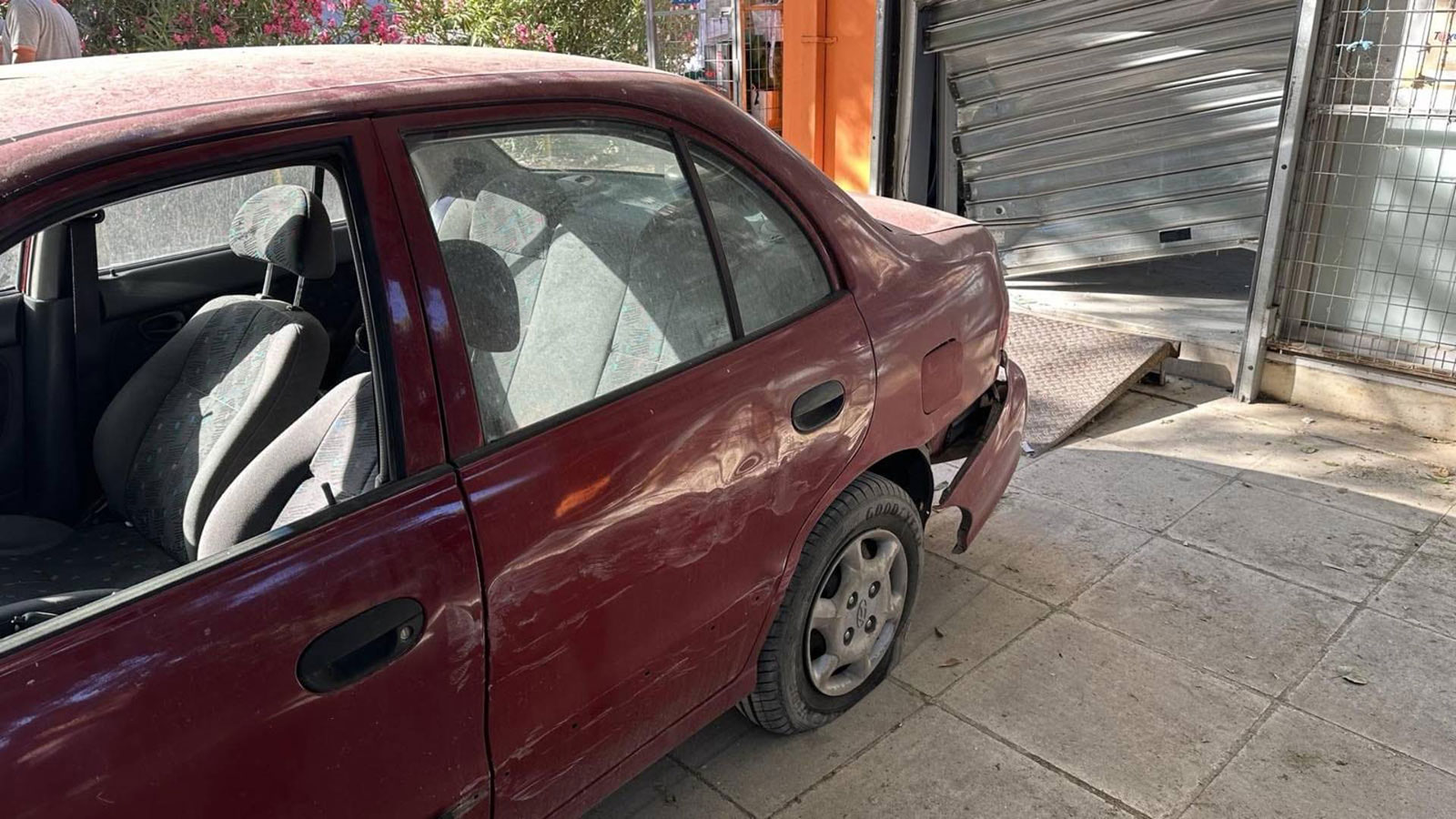 Έπεσαν με αυτοκίνητο σε είσοδο εταιρείας και άρπαξαν χρηματοκιβώτιο