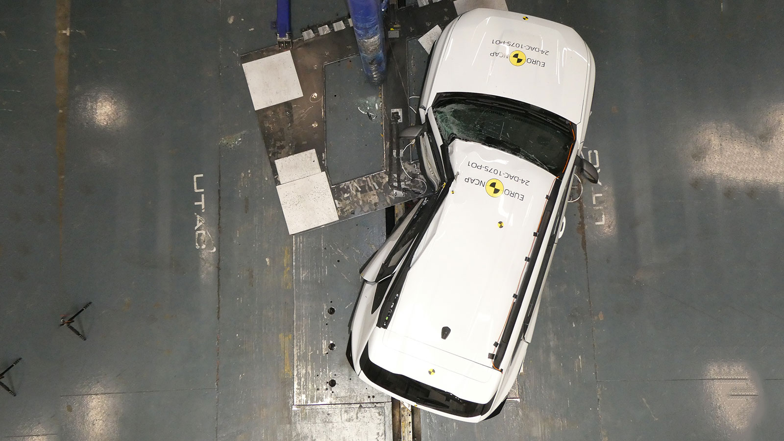 To Duster παρέχει ανεπαρκή (weak) προστασία στο θώρακα του οδηγού σε εμπρόσθια πρόσκρουση και φτωχή (poor) προστασία στην συγκράτηση του οδηγού στην θ