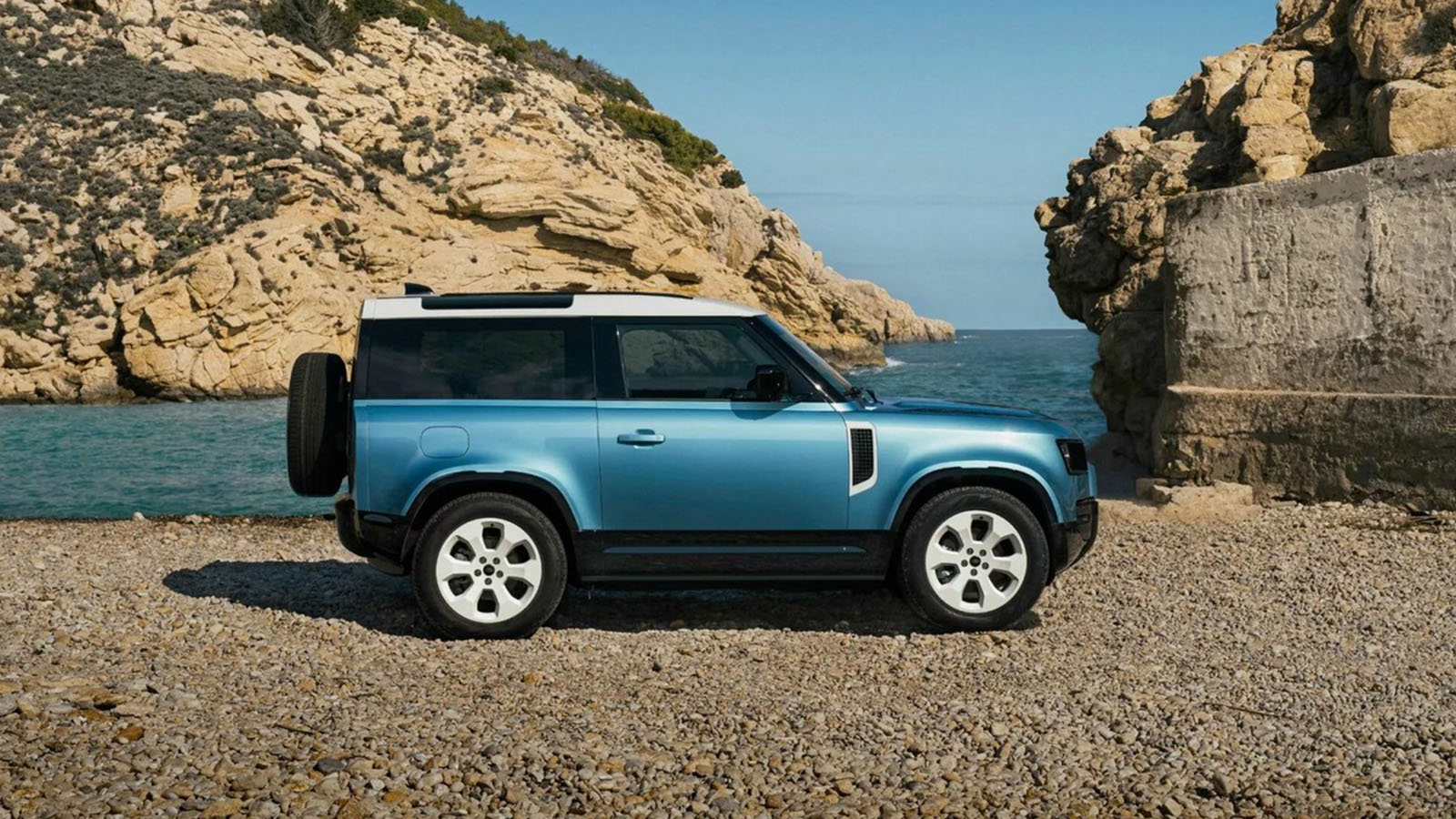 Το Land Rover Defender βάφεται στα χρώματα της Ίμπιζα