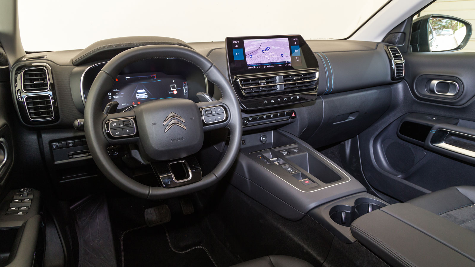 Το πετρελαιοκίνητο Citroen C5 Aircross είναι διαθέσιμο από την 2η έκδοση Plus, με το γαλλικό SUV να έχει στη συγκεκριμένη έκδοση 10άρα οθόνη αφής και 